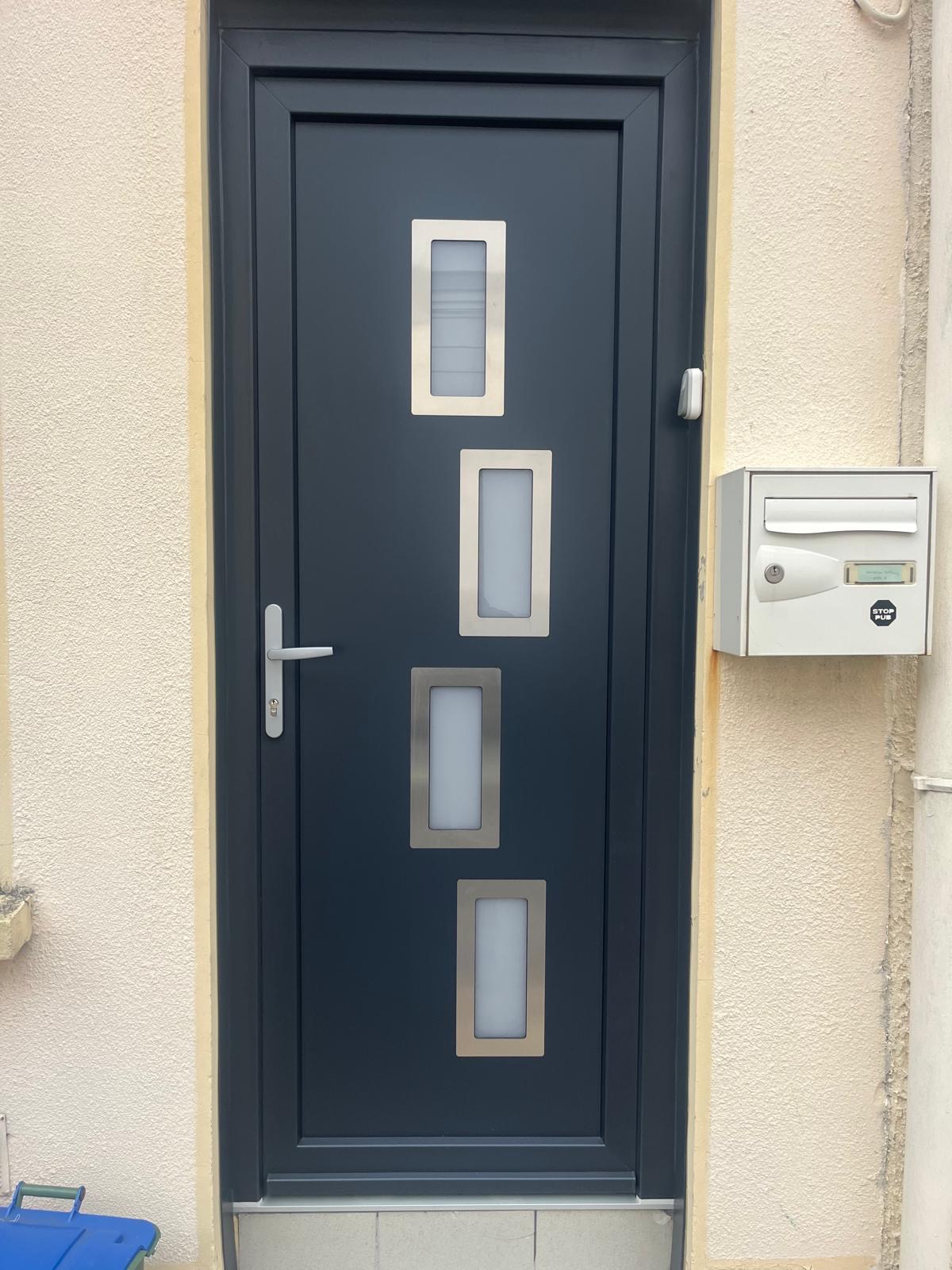 Porte d'entrée aluminium anthracite vitrages verticaux — Energies Plus HDF