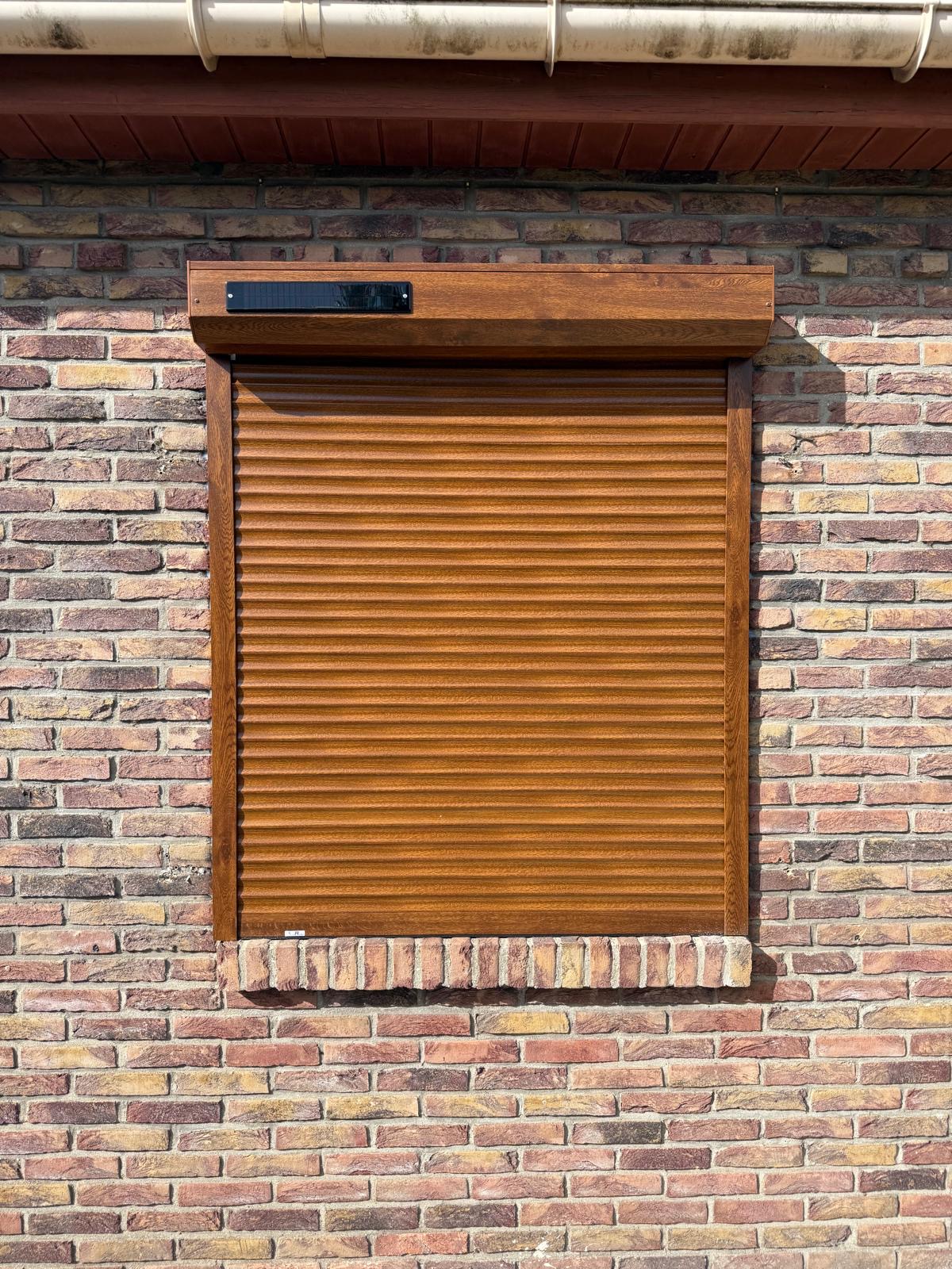 Volet roulant solaire aspect bois — Energies Plus HDF