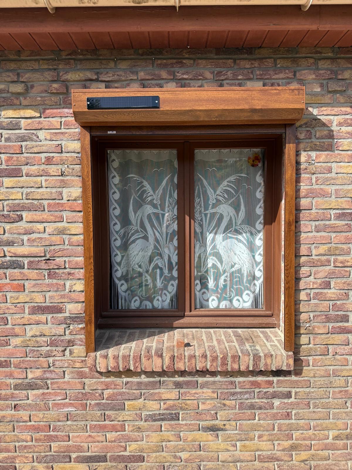 Fenêtre aspect chêne avec volet solaire — Energies Plus HDF