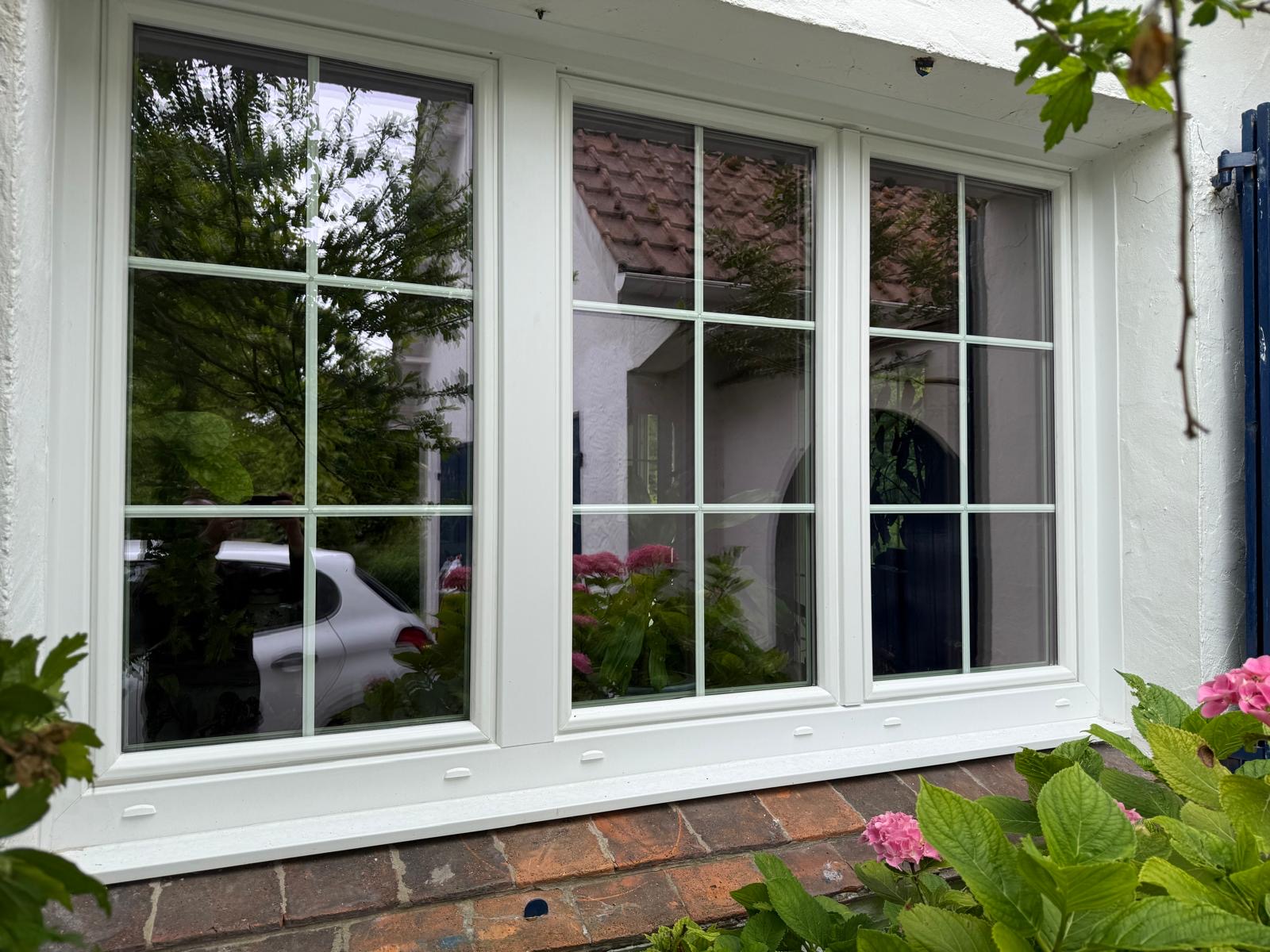 Remplacement fenêtres bois PVC petits-bois blanc maison ancienne Guînes — Energies Plus HDF