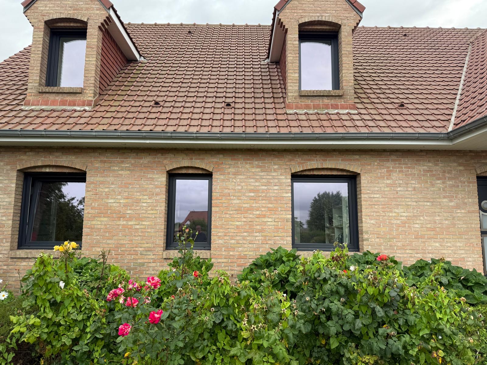 Porte d'entrée et fenêtres PVC sur maison brique Guînes — Energies Plus HDF