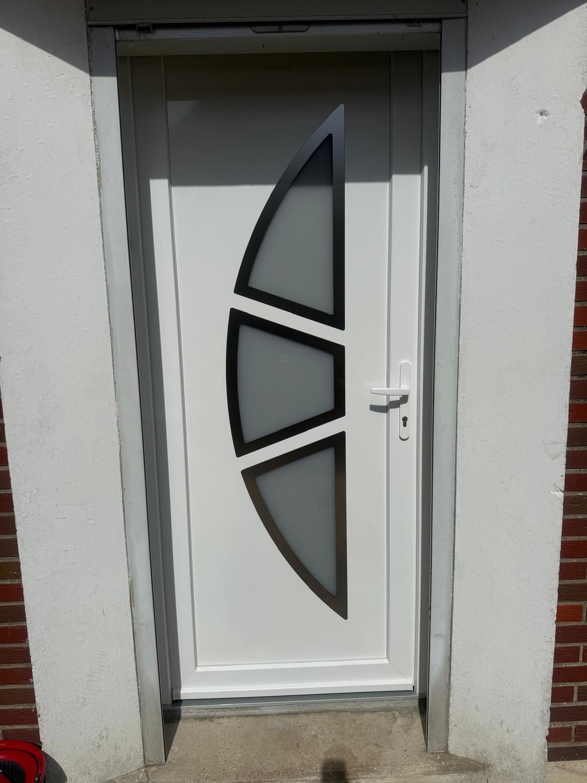 Porte d'entrée blanche inserts noirs — Energies Plus HDF