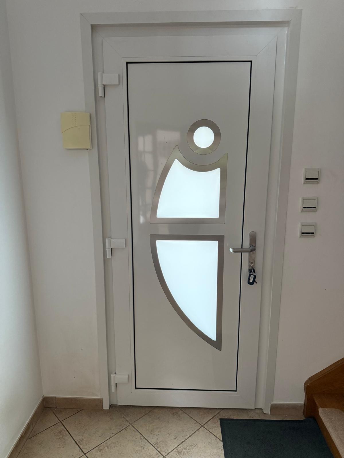 Porte d'entrée blanche vitrée PVC — Energies Plus HDF