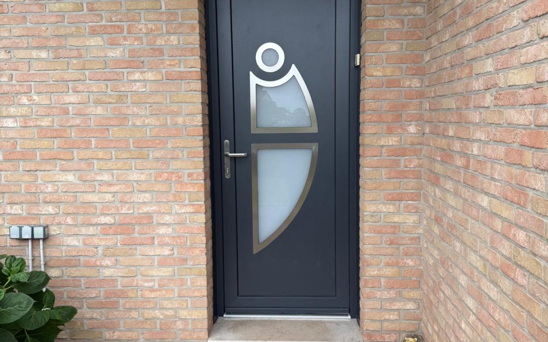 Porte d’entrée aluminium ou PVC : comparatif, prix et sécurité