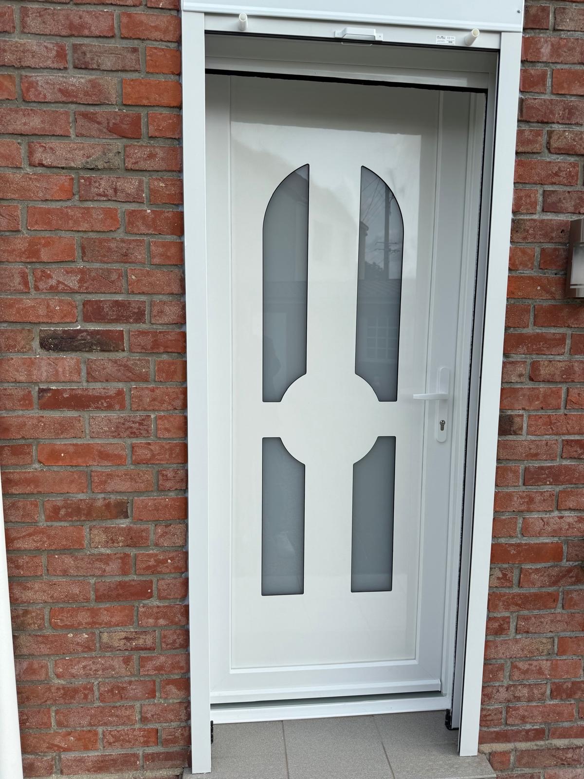 Porte d'entrée aluminium blanc maison rurale Hames-Boucres — Energies Plus HDF